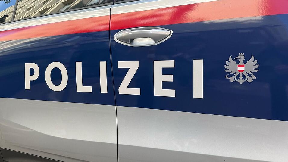Für einen Autofahrer aus Deutschland kommt nach einem Unfall in Österreich jede Hilfe zu spät. (Symbolbild) Für einen Autofahrer aus Deutschland kommt nach einem Unfall in Österreich jede Hilfe zu spät. (Symbolbild)