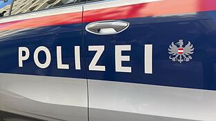 Für einen Autofahrer aus Deutschland kommt nach einem Unfall in Österreich jede Hilfe zu spät. (Symbolbild) Für einen Autofahrer aus Deutschland kommt nach einem Unfall in Österreich jede Hilfe zu spät. (Symbolbild)