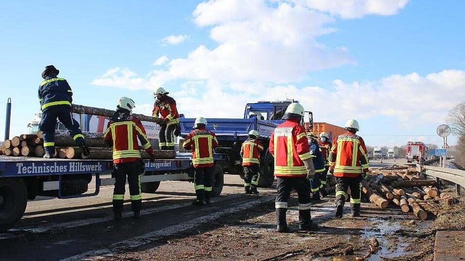 Ein Holztransporter hat am Freitag bei der Auffahrt auf die A3 bei Hengersberg diese Baumstämme verloren. Dadurch kam es zu erheblichen Verkehrsbehinderungen auf der Autobahn. Ein Holztransporter hat am Freitag bei der Auffahrt auf die A3 bei Hengersberg diese Baumstämme verloren. Dadurch kam es zu erheblichen Verkehrsbehinderungen auf der Autobahn.