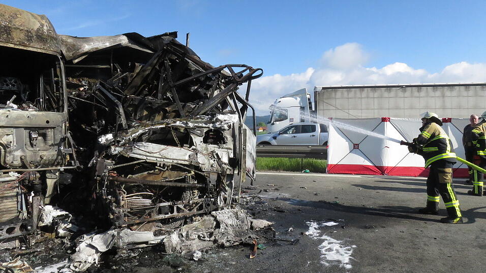 Zwei der drei kollidierten Lastwagen begannen gegen 6 Uhr früh zu brennen. Ein Beifahrer starb im Führerhaus eines der LKW.