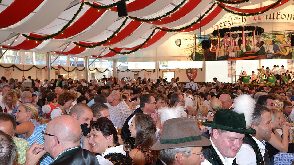 Es herrschte eine gute Atmosphäre im Zelt 7 beim Auftritt der Kapelle Josef Menzl. (Foto: Fabian Roßmann) Es herrschte eine gute Atmosphäre im Zelt 7 beim Auftritt der Kapelle Josef Menzl. (Foto: Fabian Roßmann)
