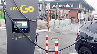 In Schierling kann man auch unmittelbar an der B 15neu das Elektroauto besonders schnell, mit maximal 300 Kilowatt, aufladen.