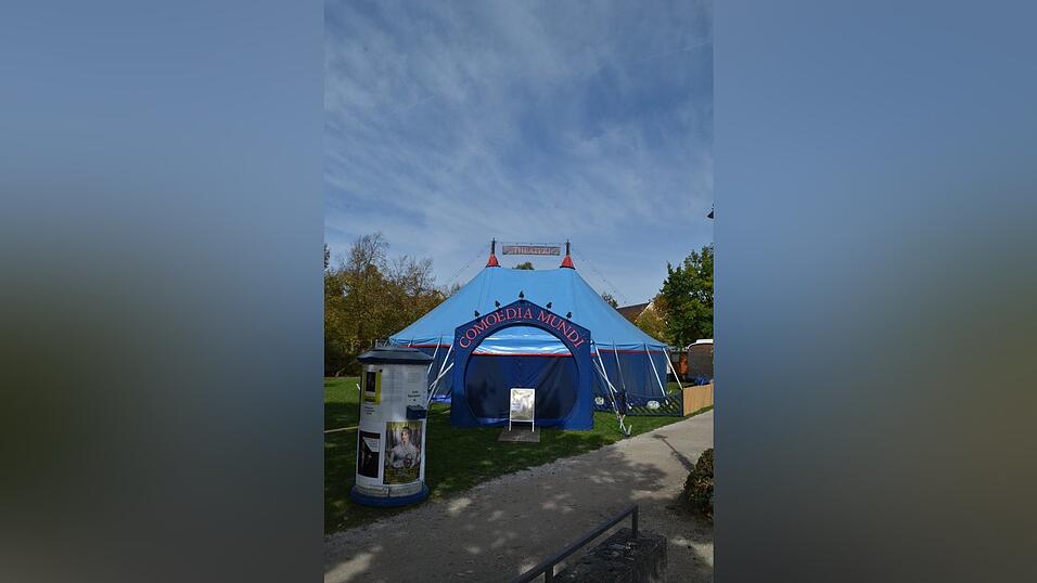 F&uuml;r ihr diesj&auml;hriges Gastspiel in Landshut baut die Comoedia Mundi ihr Theaterzelt im Prantlgarten auf.