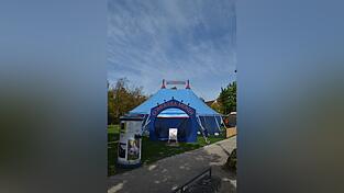 Für ihr diesjähriges Gastspiel in Landshut baut die Comoedia Mundi ihr Theaterzelt im Prantlgarten auf.