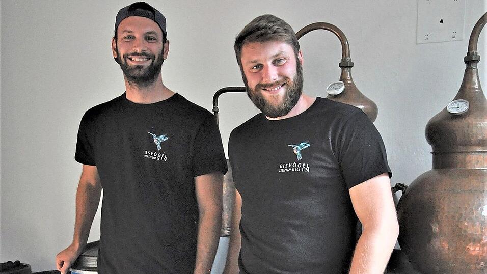 Florian Friedl (l.) und Florian Herlinger vor ihrer Destille.