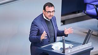 Klaus Holetschek (CSU), Bayrischer Staatsminister für Gesundheit und Pflege, spricht im Bundestag
