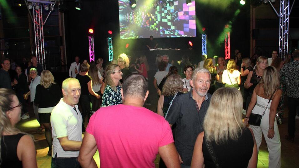 Mit Musik, Getränken und guter Gesellschaft war es ein Mal mehr ein unvergesslicher Eskara-Abend. Mit Musik, Getränken und guter Gesellschaft war es ein Mal mehr ein unvergesslicher Eskara-Abend.