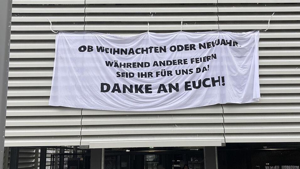 Dankeschön an das Team vom Klinikum Straubing: Wer das Plakat aufgehängt hat, ist bislang unklar. Dankeschön an das Team vom Klinikum Straubing: Wer das Plakat aufgehängt hat, ist bislang unklar.