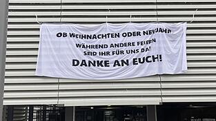 Dankeschön an das Team vom Klinikum Straubing: Wer das Plakat aufgehängt hat, ist bislang unklar. Dankeschön an das Team vom Klinikum Straubing: Wer das Plakat aufgehängt hat, ist bislang unklar.