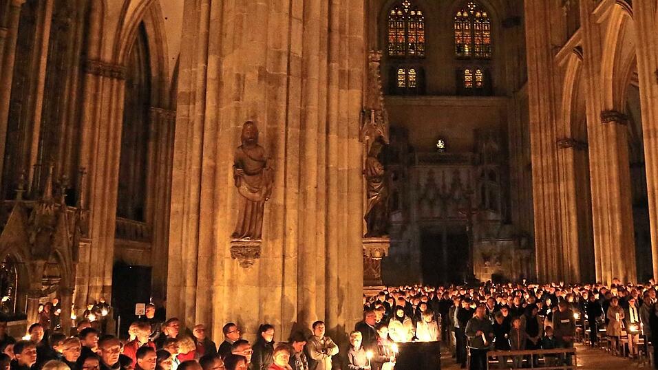 'Wieviel Arbeit hinter einem reibungslosen Ablauf wie der Osternacht im Dom steckt, können sich die meisten Menschen gar nicht vorstellen', sagt Domzeremoniar Peter Nickl. 'Wieviel Arbeit hinter einem reibungslosen Ablauf wie der Osternacht im Dom steckt, können sich die meisten Menschen gar nicht vorstellen', sagt Domzeremoniar Peter Nickl.