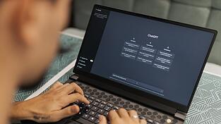 Hinter ChatGPT steckt die Firma OpenAI. Die hat nun wieder ihren alten Chef zurück.