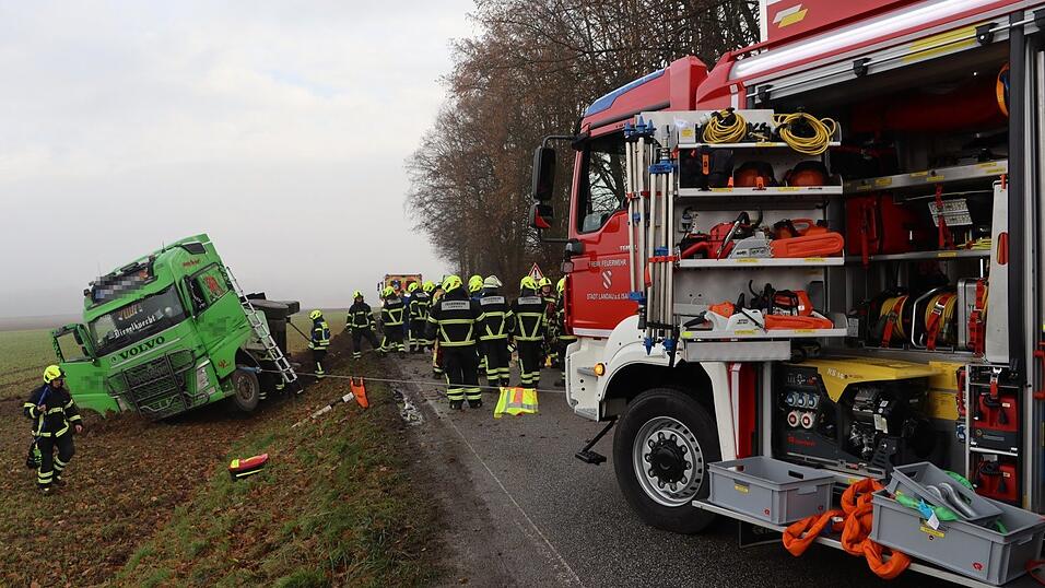 Die Feuerwehr sicherte den Lastwagen, damit er nicht vollständig auf die Seite kippte.