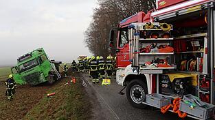 Die Feuerwehr sicherte den Lastwagen, damit er nicht vollständig auf die Seite kippte.