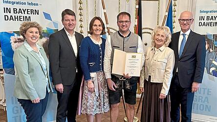 Kathrin und Ulli Kraus freuen sich über den zweiten Preis des Integrationspreises der Regierung der Oberpfalz. Dazu gratulieren im Spiegelsaal Regierungspräsident Walter Jonas und stellvertretende Landrätin Gerlinde Graßl (von rechts) sowie Bürgermeisterin Alexandra Riedl und Staatssekretär Sandro Kirchner (von links). Kathrin und Ulli Kraus freuen sich über den zweiten Preis des Integrationspreises der Regierung der Oberpfalz. Dazu gratulieren im Spiegelsaal Regierungspräsident Walter Jonas und stellvertretende Landrätin Gerlinde Graßl (von rechts) sowie Bürgermeisterin Alexandra Riedl und Staatssekretär Sandro Kirchner (von links).