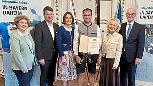 Kathrin und Ulli Kraus freuen sich über den zweiten Preis des Integrationspreises der Regierung der Oberpfalz. Dazu gratulieren im Spiegelsaal Regierungspräsident Walter Jonas und stellvertretende Landrätin Gerlinde Graßl (von rechts) sowie Bürgermeisterin Alexandra Riedl und Staatssekretär Sandro Kirchner (von links).