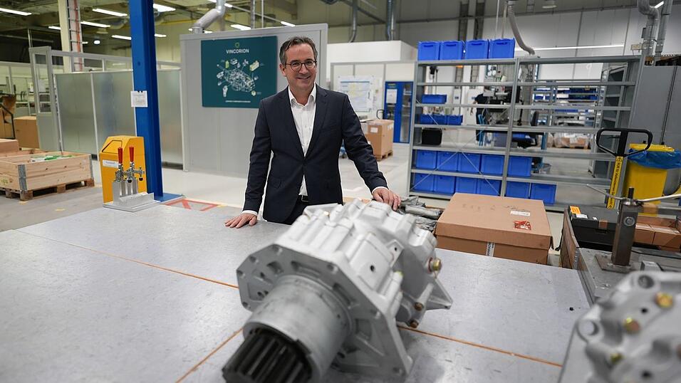 Vincorion-Chef Kajetan von Mentzingen in einer Produktionshalle seines Unternehmens. (Archivbild)