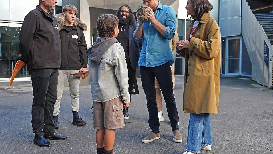 Harry und Meghan lie&szlig;en sich einen Marngrook-Ball zeigen, der f&uuml;r ein traditionelles indigenes Ballspiel benutzt wird.