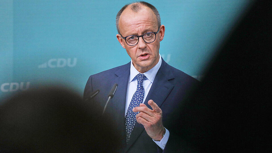 Mit dem erhobenen Zeigefinger: Friedrich Merz.