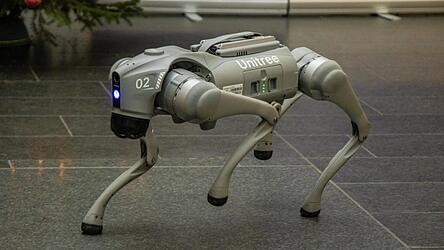 Der vierbeinige Roboter Speedy ist auf seine eigene Weise intelligent und agiert entsprechend. Der vierbeinige Roboter Speedy ist auf seine eigene Weise intelligent und agiert entsprechend.