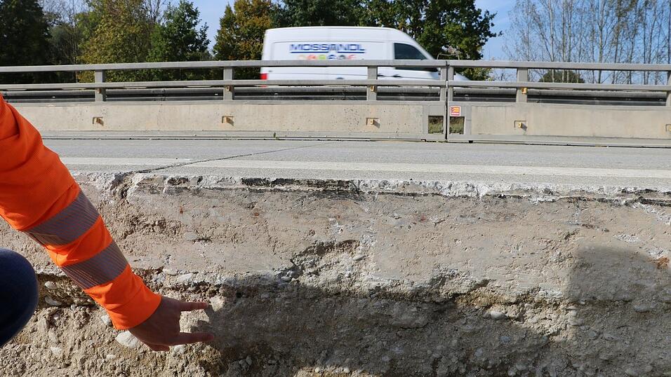 Den Standstreifen der A 92 haben die Bauarbeiter bereits herausgerissen. Die beiden Betonschichten der alten Fahrbahn sind zu sehen.
