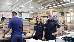 Der 41-jährige Gefangene links arbeitet seit drei Jahren in der Buchbinderei und macht seine Ausbildung bei Meisterin Christina Bosch und Jürgen Sporrer.