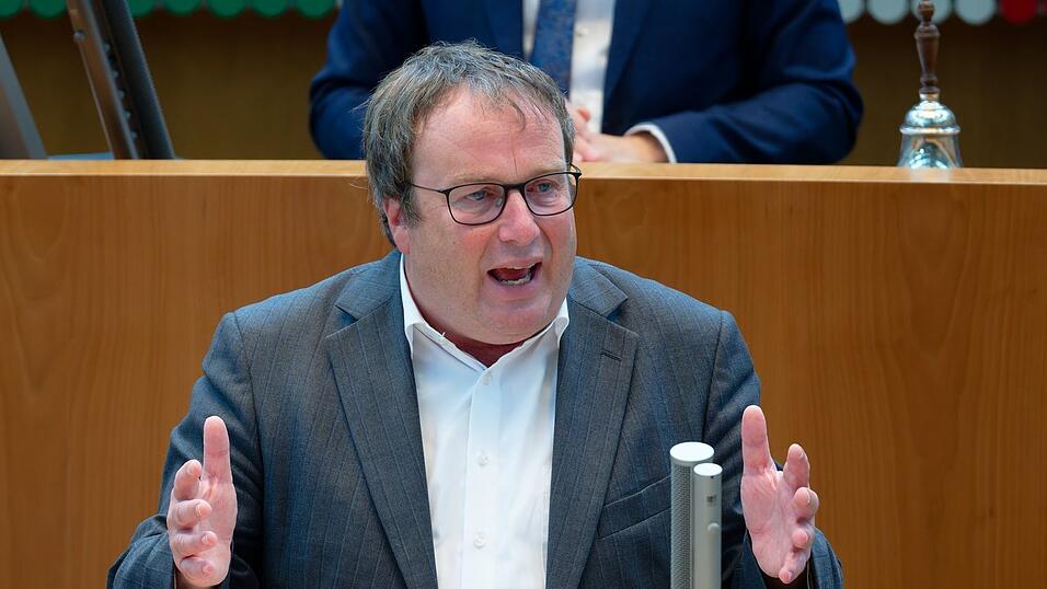 Minister Oliver Krischer übt deutliche Kritik an der Deutschen Bahn: «Das macht mich fassungslos.» (Archivbild). Minister Oliver Krischer übt deutliche Kritik an der Deutschen Bahn: «Das macht mich fassungslos.» (Archivbild).