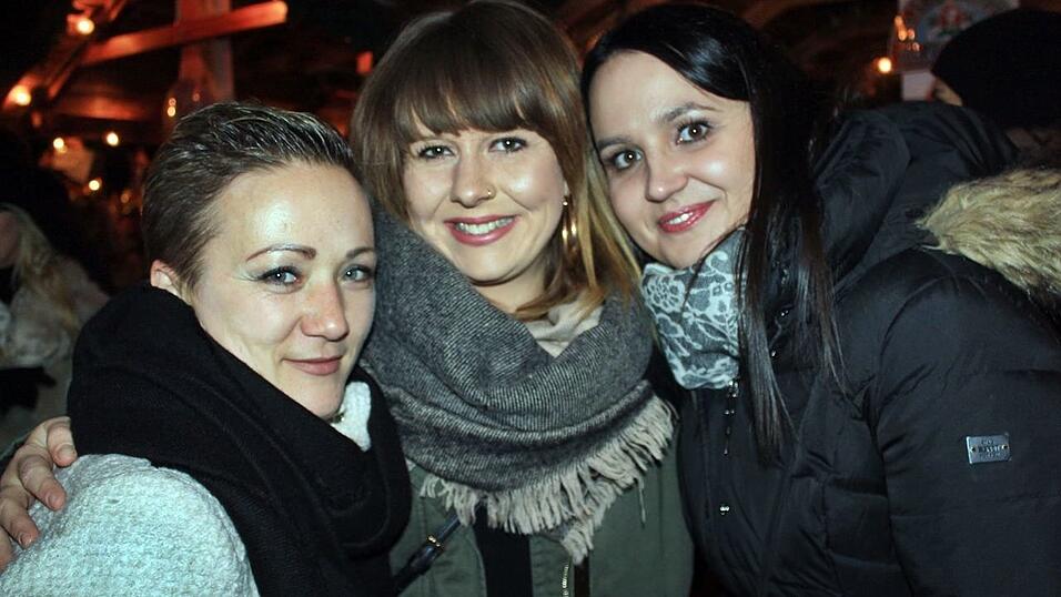 Seit einigen Jahren gehört auch die Weihnachtspyramide am Bischof-Sailer-Platz zur festen Institution zur Weihnachtszeit in Landshut, und ist vor allem bei der jüngeren Generation sehr beliebt. Seit einigen Jahren gehört auch die Weihnachtspyramide am Bischof-Sailer-Platz zur festen Institution zur Weihnachtszeit in Landshut, und ist vor allem bei der jüngeren Generation sehr beliebt.