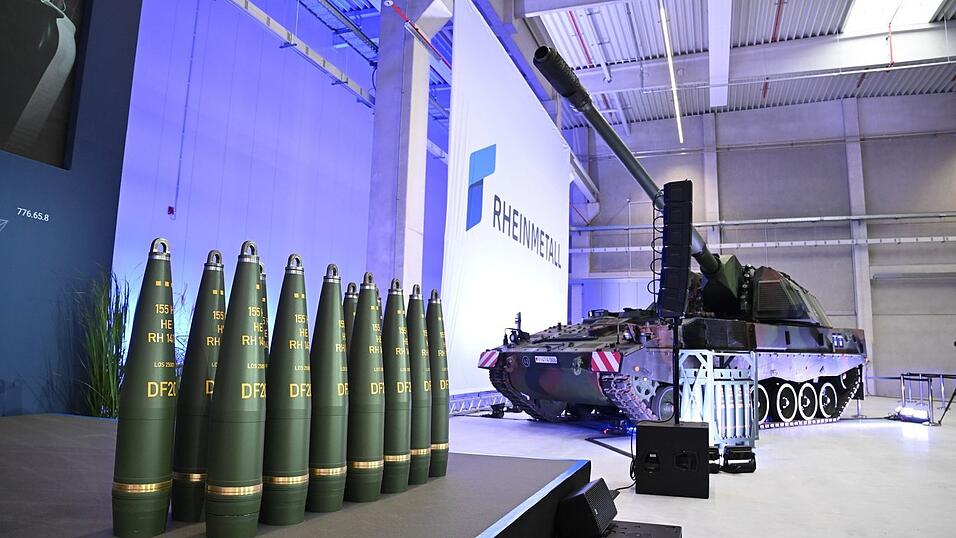 155-Millimeter-Munition vor einer Panzerhaubitze 2000, mit der solche Geschosse verschossen werden. 155-Millimeter-Munition vor einer Panzerhaubitze 2000, mit der solche Geschosse verschossen werden.