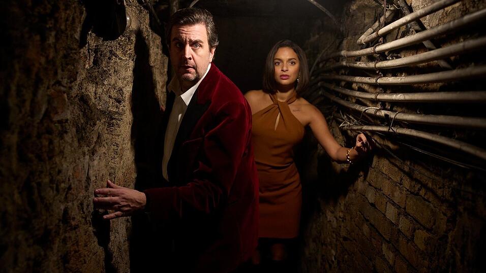 Bastian Pastewka und Tamara Romera Gin&eacute;s in einer Szene des Krimis &laquo;Fabian und die m&ouml;rderische Hochzeit&raquo;, der ab 6. Februar bei Prime Video zu sehen ist. (Archivbild)