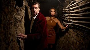 Bastian Pastewka und Tamara Romera Gin&eacute;s in einer Szene des Krimis &laquo;Fabian und die m&ouml;rderische Hochzeit&raquo;, der ab 6. Februar bei Prime Video zu sehen ist. (Archivbild)