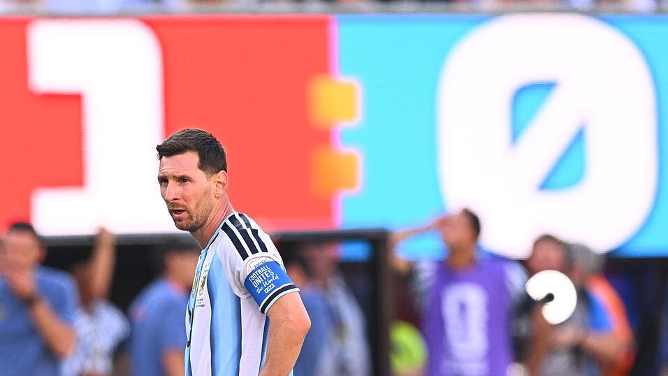 Messi nach dem Gegentreffer in der Verlängerung. Messi nach dem Gegentreffer in der Verlängerung.