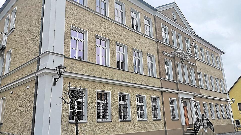 Die beiden Schulen laufen unter der Trägerschaft der Volkshochschule im Landkreis Cham und sind im sanierten ehemaligen Knabenschulhaus an der Rosenstraße in Furth im Wald untergebracht. Die beiden Schulen laufen unter der Trägerschaft der Volkshochschule im Landkreis Cham und sind im sanierten ehemaligen Knabenschulhaus an der Rosenstraße in Furth im Wald untergebracht.