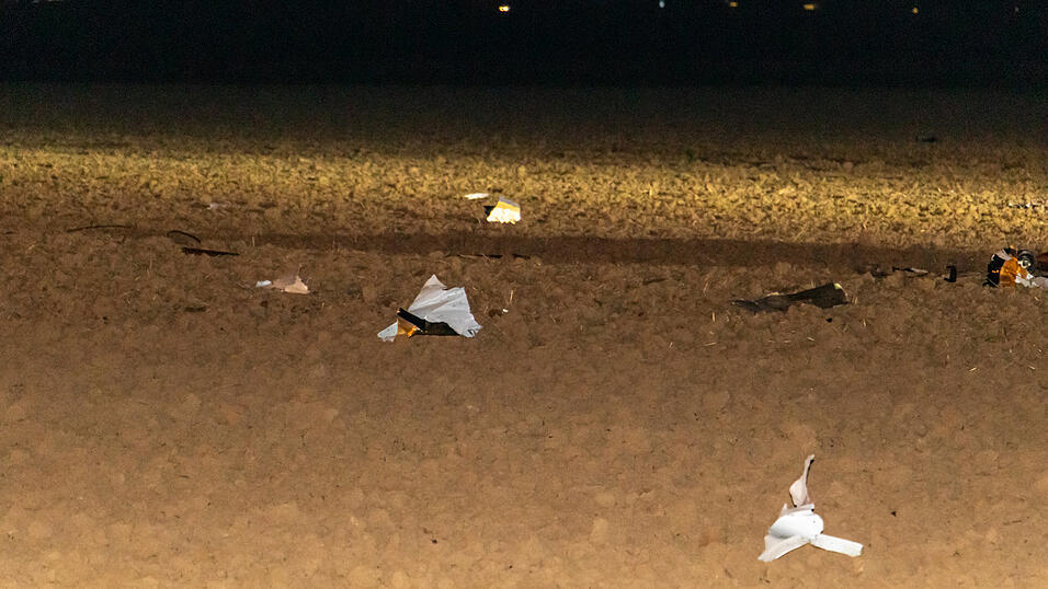 Trümmer lagen auf einer großen Fläche verstreut.