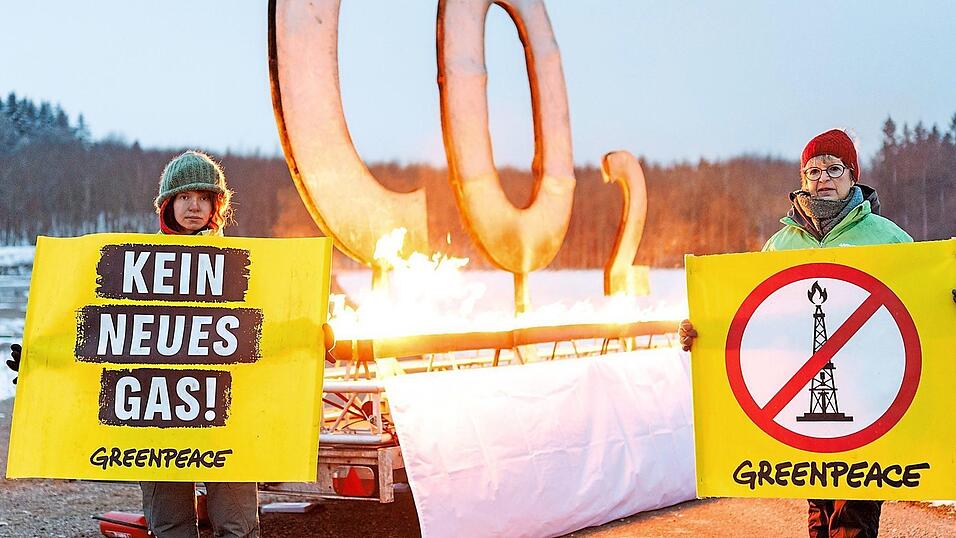 Aktivisten von Greenpeace protestieren mit einem brennenden CO2-Zeichen gegen geplante Gasbohrungen in der Nähe von Reichling in Oberbayern. Aktivisten von Greenpeace protestieren mit einem brennenden CO2-Zeichen gegen geplante Gasbohrungen in der Nähe von Reichling in Oberbayern.