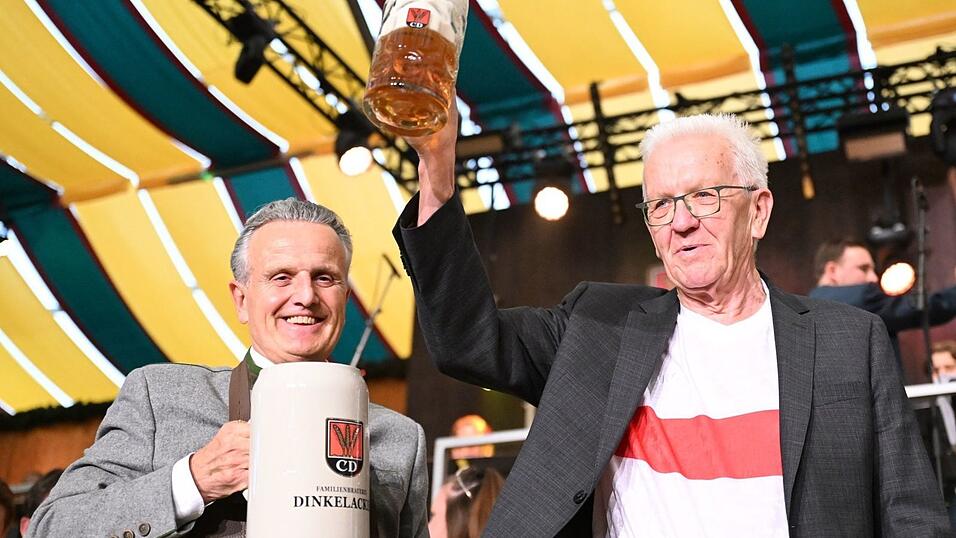 Frank Nopper (links), Oberbürgermeister von Stuttgart, und Winfried Kretschmann, Ministerpräsident von Baden-Württemberg.