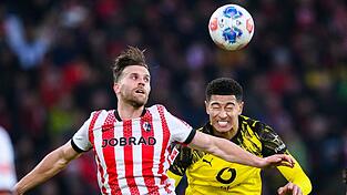 Lucas Höler (l.) traf sehenswert, Jobe Bellingham sah Rot. Lucas Höler (l.) traf sehenswert, Jobe Bellingham sah Rot.