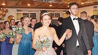 An der Spitze einer langen Polonaise ziehen Vorstand Jonas Weber und Ballk&ouml;nigin Lena Wittmann in den Ballsaal ein.