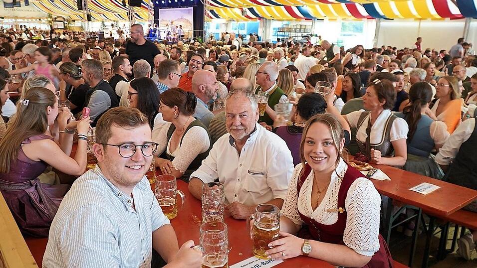 Auch die Mitarbeiter der VR-Bank lie&szlig;en es sich am Montagabend gut gehen.
