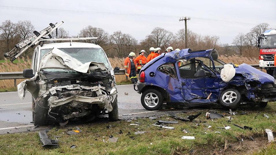 Auf der B388 kam es am Montagmorgen zu einem folgenschweren Verkerhsunfall. Für eine 65-Jährige kam jede HIlfe zu spät, sie erlag noch am Unfallort ihren Verletzungen. Auf der B388 kam es am Montagmorgen zu einem folgenschweren Verkerhsunfall. Für eine 65-Jährige kam jede HIlfe zu spät, sie erlag noch am Unfallort ihren Verletzungen.