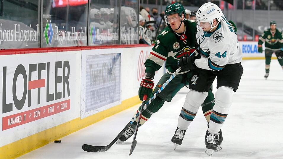 Nico Sturm (l.) von Minnesota und San Jose Sharks-Verteidiger Marc-Edouard Vlasic kämpfen um den Puck. Nico Sturm (l.) von Minnesota und San Jose Sharks-Verteidiger Marc-Edouard Vlasic kämpfen um den Puck.
