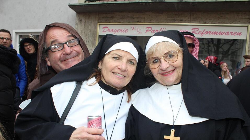 Beste Stimmung herrschte beim Rosenmontagszug in Geisenhausen.
