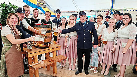Nachdem Schirmherrin Andrea Probst das Bierfass gekonnt mit zwei Schlägen angezapft hat, stießen die Verantwortlichen auf ein gutes Fest an.