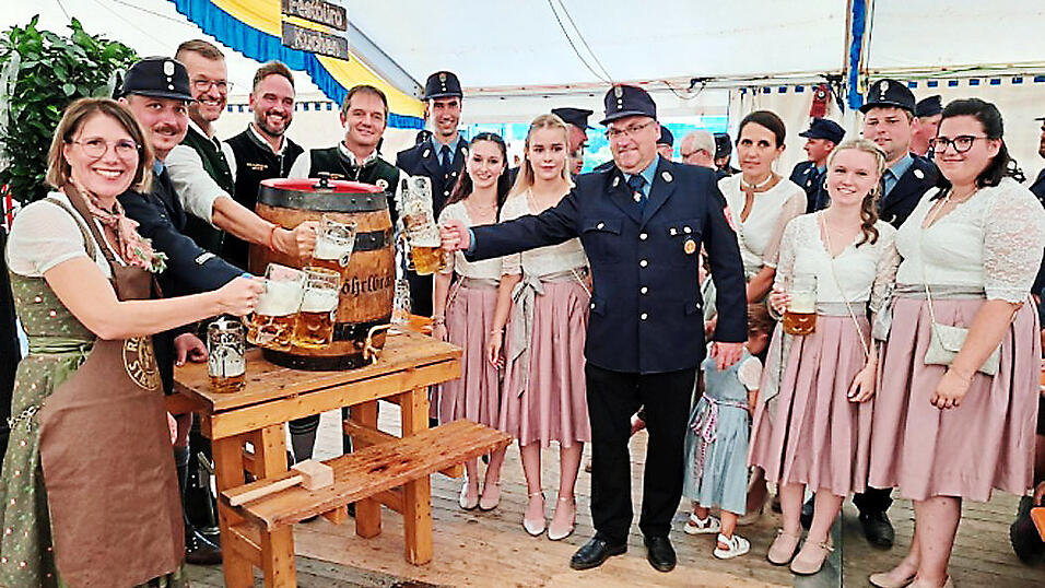Nachdem Schirmherrin Andrea Probst das Bierfass gekonnt mit zwei Schlägen angezapft hat, stießen die Verantwortlichen auf ein gutes Fest an. Nachdem Schirmherrin Andrea Probst das Bierfass gekonnt mit zwei Schlägen angezapft hat, stießen die Verantwortlichen auf ein gutes Fest an.