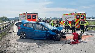 Die beiden Insassen des Autos, das auf das andere aufgefahren war, wurden bei dem Unfall verletzt.