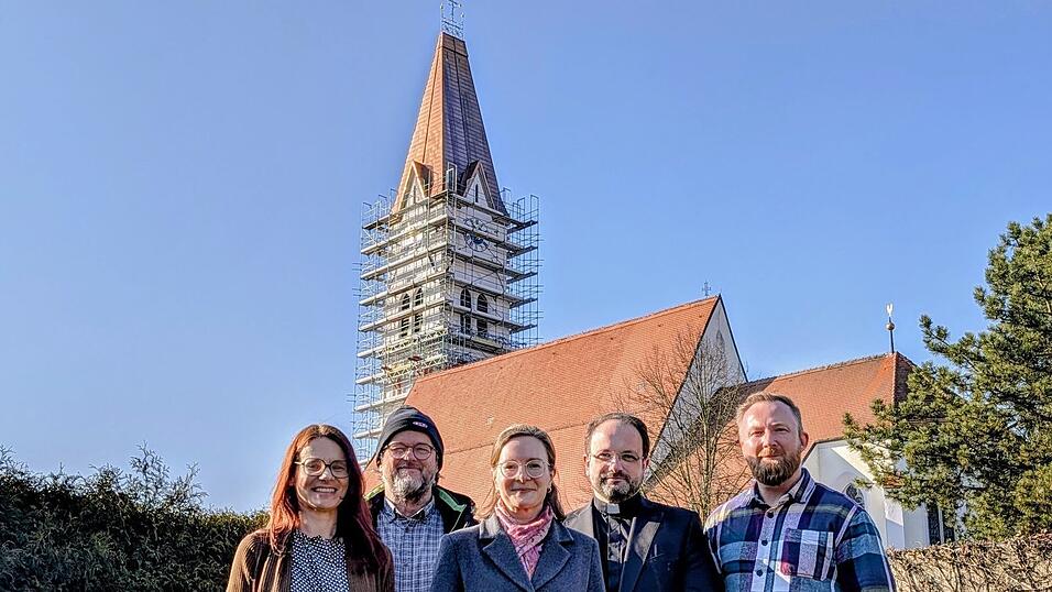 Das Team mit der k&uuml;nftigen Verwaltungsleitung Astrid Weber (v. l.), Kirchenpfleger Konrad Hellerer, Verwaltungsleiterin Maria Heidinger, Dekan J&uuml;rgen Josef Eckl und Architekt Roman Cichon