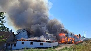 In Beutelhausen steht ein Schweinestall in Flammen.