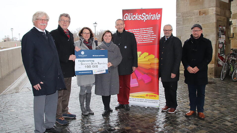 Dr. Werner Chrobak (v. l.) und Hubert Wartner überreichen im Beisein von Michael Menzl und Günter Perschke von Lotto Bayern (r.) die Spende an Gertrud Maltz-Schwarzfischer (3. v. l.), an Christine Schimpfermann (4. v. l.) und den Kulturreferenten Klemens Unger (5. v. l.). Dr. Werner Chrobak (v. l.) und Hubert Wartner überreichen im Beisein von Michael Menzl und Günter Perschke von Lotto Bayern (r.) die Spende an Gertrud Maltz-Schwarzfischer (3. v. l.), an Christine Schimpfermann (4. v. l.) und den Kulturreferenten Klemens Unger (5. v. l.).