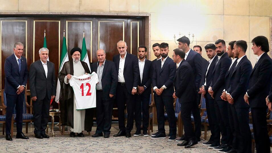 Dieses Foto sorgte für Proteste: Die Fußball-Nationalmannschaft mit Irans Präsidenten Ebrahim Raisi. Dieses Foto sorgte für Proteste: Die Fußball-Nationalmannschaft mit Irans Präsidenten Ebrahim Raisi.