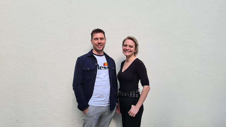 Bei ihnen funktioniert die Zusammenarbeit einwandfrei: Betriebsleiter Fabian Stauber und Portrait- und Werbefotografin Lisa Brunner erm&ouml;glichen Fotoshootings im Mia Nightclub.