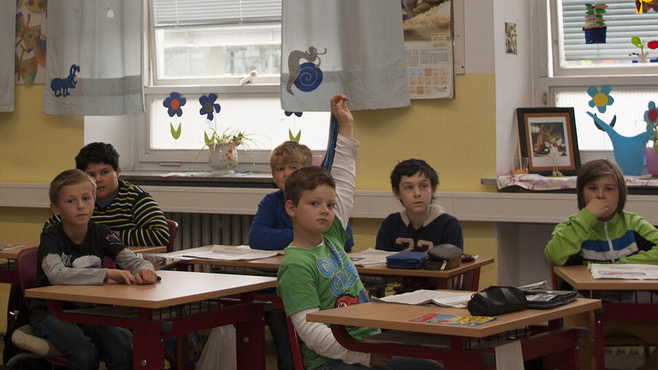 Zwei Schülerinnen der 4b der Grundschule St. Peter in Straubing schlüpften für eine Stunde in die Rolle der Fotografen. Fleißig fotografierten sie ihre Mitschüler beim Besuch der Redakteurin Tanja Pfeffer. Zwei Schülerinnen der 4b der Grundschule St. Peter in Straubing schlüpften für eine Stunde in die Rolle der Fotografen. Fleißig fotografierten sie ihre Mitschüler beim Besuch der Redakteurin Tanja Pfeffer.